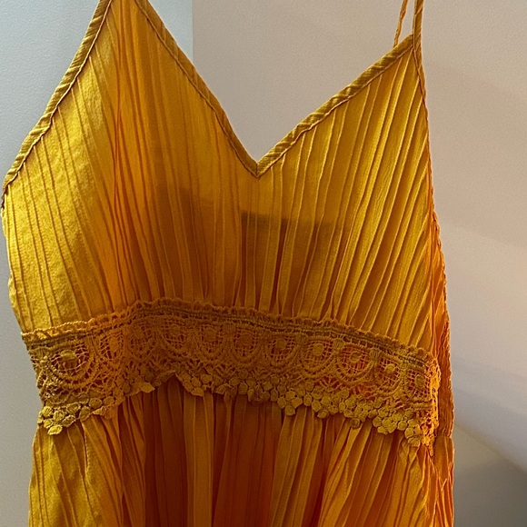 Yellow dress - Picture 2 of 2